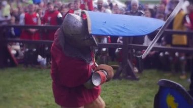 Şövalye turnuva Opole düelloda son ceket bir kalkan Ortaçağ savaşçıları askeri güçlerinin bir Kampın iki at tarihi canlandırma