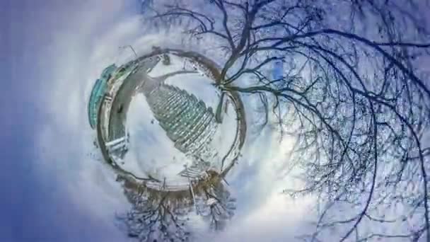 Mini Planet Glory Place a Kiev Paesaggio urbano invernale della riva sinistra del fiume Dnieper Il paesaggio nuvoloso è intorno alla folla di persone che cammina in piazza innevata — Video Stock