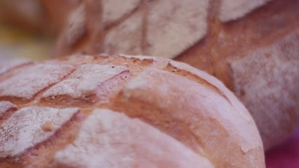 精美装饰计数器的面包车间美味脆皮面包质朴静物美妙气味的面包是仍然温暖回忆的童年 — 图库视频影像