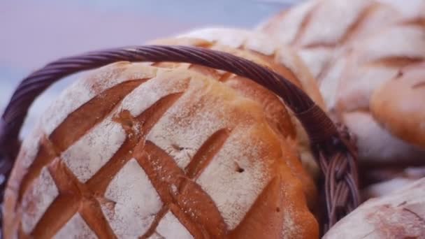 おいしいパンのパンで、パン屋さんおいしいパン素朴な静物素晴らしい香りの新鮮なパンをテーブルの上はまだ暖かい記憶の幼年期 — ストック動画