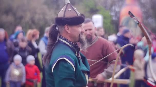 Verseny lovagok Opole szakállas ember íjász mosolyog ellenfelei gonna húzza az íjat katonákat, középkori történelmi Reenactment ünnepe — Stock videók