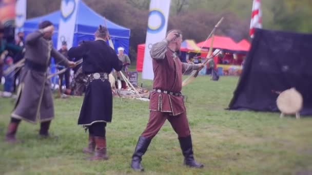 Toernooi voor Knights in Opole historische re-enactment groep van middeleeuwse boogschutters treinen op een veld rennen en schieten Entertainment van oude tijden markt — Stockvideo