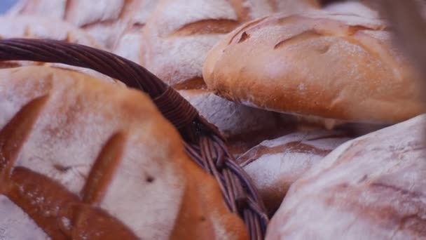 헝겊 응답에 갓 구운 빵 맛 있는 빵 소박한 정 멋진 냄새의 신선한 빵을 이다 아직도 따뜻한 기억의 어린 시절 — 비디오