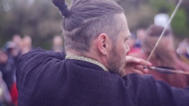 Gri sakallı adam sürgünler Archer şövalyeler Opole Ulusal kutlama tarihi canlandırma performans turistler ve vatandaşlar için yay turnuvası ile — Stok video