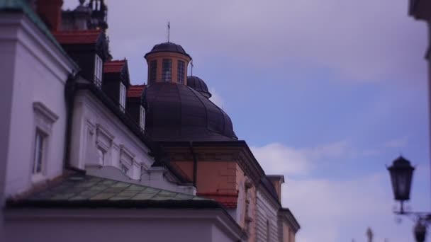 Arka plan mavi bulutlu kilisenin çatısı Polonya mimari mirasının gökyüzü Czestochowa katedral turizm Polonya ünlü turistik mekanlarına ve yerler görmek gerekir — Stok video