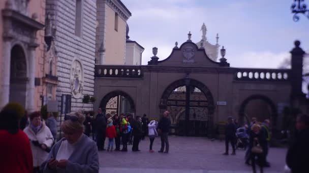Πόρτες ανοιχτό μέρα στην Czestochowa Jasna Gora εκκλησία μεγάλο πλήθος τουριστών κοντά μια πύλη ενός ναού τουρισμού στην Πολωνία διάσημα αξιοθέατα άτομα απολαμβάνουν τον περίπατο — Αρχείο Βίντεο