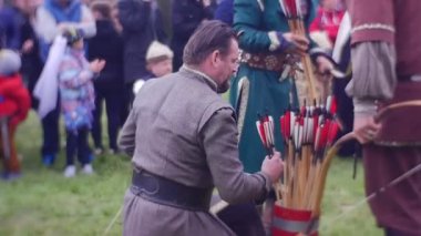 Opole tarihsel canlandırma sırasında şövalyeler Festivali uluslararası turnuva katılımcılara çekimlerde okçuluk eğitmen dağıtır