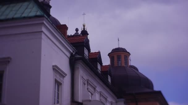 Dış eski Katolik Kilisesi'nin dini yapı çatı Jasna Gora Czestochowa Polonya'da turizm bulutlu gökyüzü arka plan üzerinde yapılan yerler görmek gerekir — Stok video