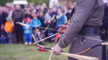 Hedef Archer standları ve bakan çok Ortaçağ savaşçıları Opole geçmiş performans gösterisinde turistler için çekim turnuva çekime hazır