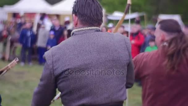 Pemanah Peserta Kompetisi Knights Tournament di Opole Crowd of People adalah Menonton Perayaan Nasional Reka Ulang Sejarah di Warriors 'Camp — Stok Video