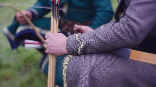 中世纪的射箭锦标赛两个弓箭手蹲坐在草地上王子 Otaman General 在中世纪的波兰语和蒙古长袍历史性能 — 图库视频影像