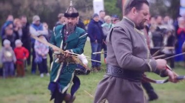 Opole tarihsel canlandırma Şövalyeleri güzel Ortaçağ giyim uluslararası turnuvada okçular çekim bir doğruluk dört okçular rekabet