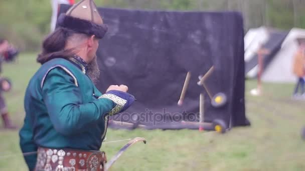 Archer ratează un festival de piață medievală țintă de tir cu arcul vechi accesorii cu arcul și îmbrăcăminte a cavalerilor vedere de aproape spectacol pentru turiști și cetățeni — Videoclip de stoc