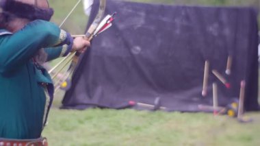 Archer okçuluk antik kostümleri hedef Ortaçağ Festivali Hareketli canlandırma askerlerin kamp giyim vuruyor Ortaçağ Holiday adlı şövalyeler değiliz