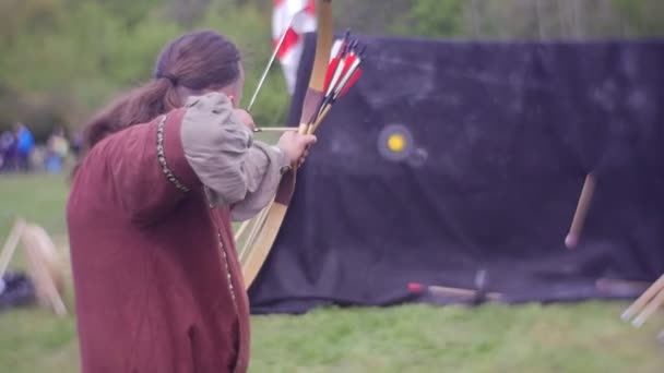 Tournament of Knights in Opole Ancient Warrior Archer Dressed in a Red Shirt Pulls a Bowstring Medieval Festival of Archery Medieval Costumes and Outfit — Stock Video