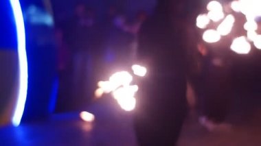 Sokakta insanlar ateşli gösteri bir grup akşam performans