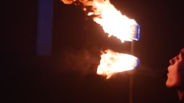 Homme, un gars du groupe Fire Show souffle une torche ardente pendant le spectacle du soir — Video