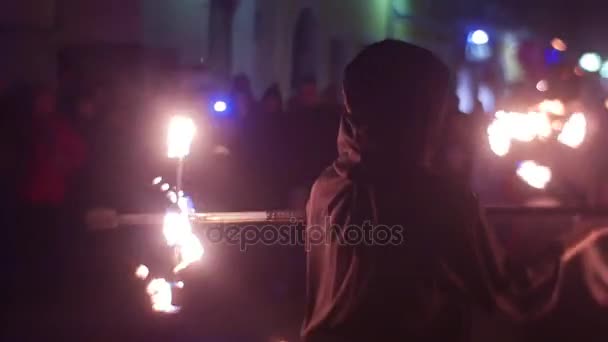 Show de Fogo em uma Noite de Verão Quente em uma Rua da Cidade, um Grupo de Pessoas Mostra Elementos Acrobáticos Com Fogo — Vídeo de Stock