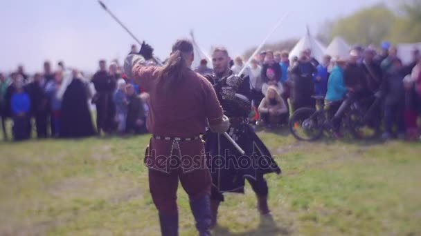 Show bei Ritterturnier in Oppeln demonstratives Duell zweier Männer Sparring Schwert gegen Speer mittelalterliche Krieger trainieren Menge von aufgeregten Zuschauern beobachten — Stockvideo