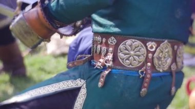 Deri kemer ile Metal dekoratif öğeler Ortaçağ savaşçı tutan bir kılıç her el eski asker eğitim gösterilen onların becerileri askeri kamptaki olduğunu