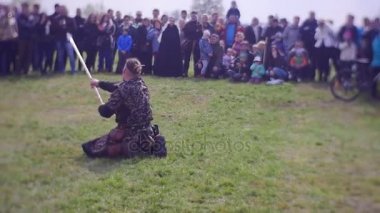 Opole zor Spearman açık kalabalık bir seyirci gösterir onun becerileri Ortaçağ savaşçılar vardır eğitim kamu içinde antik Knights turnuvada gözlem olduğunu