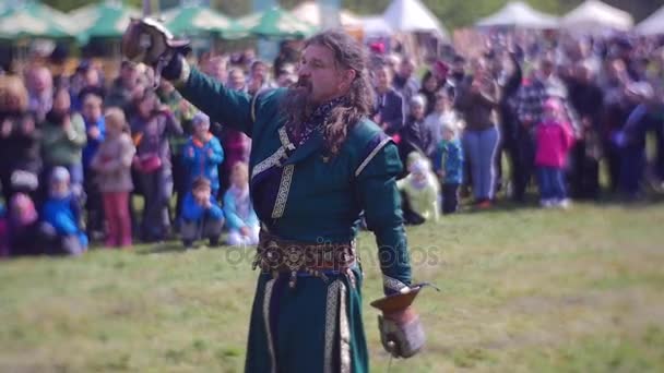 Sieger des Ritterturniers in Oppeln begrüßt die Teilnehmer langhaariger Mann in schönen blauen Kaftan mittelalterliche Kleidung mittelalterliche Kostüme der Krieger — Stockvideo