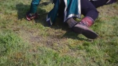 Şövalye turnuva eski askerlerin katılımcılar için başka bir gösteri yeşil eğitim bir savaş bir öldürür Ortaçağ savaşçı Ortaçağ tatil çimen