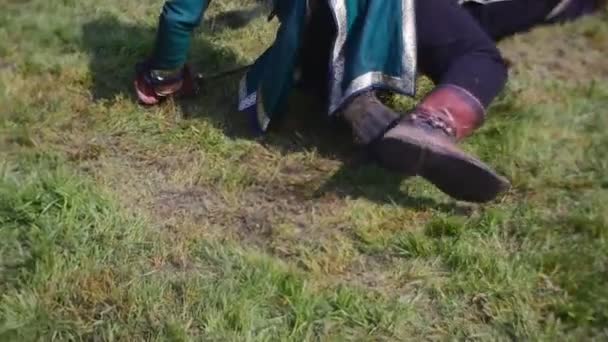 Guerriers médiévaux sur un champ de bataille Un tue un autre spectacle pour les participants du tournoi de chevalier anciens soldats s'entraînent sur herbe verte vacances médiévales — Video