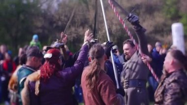 Katılımcılar turnuvada savaş turnuva Opole antik ayin ve gelenekleri kültürel mirası Ortaçağ Şövalyeleri için hazırlanıyor