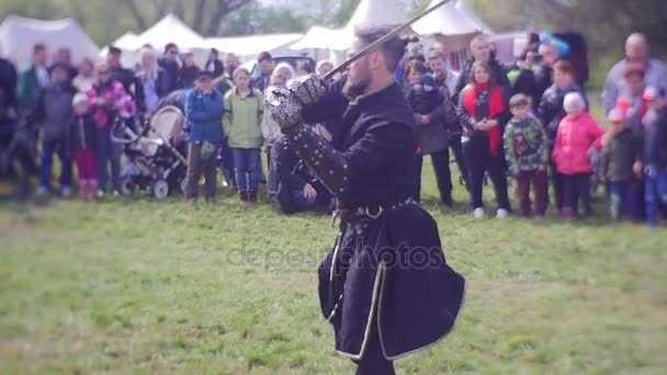 Torneo de Caballeros en la Maestría Opole de la Espada Como un Guerrero de Danza sosteniendo una Clase Maestra de Espada sobre el Uso de una Espada Soldados Medievales en los Tiempos Modernos — Vídeo de stock