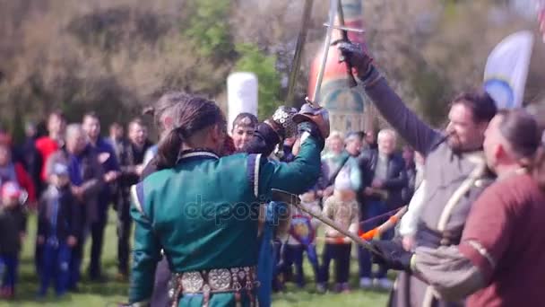 Män Välkommen en vinnare av International Knights Tournament i Opole stolta krigare är glad att få det priset tuffa lång Haired soldater modiga krigare — Stockvideo