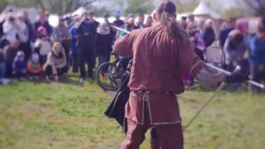 Turnuva Opole mızrak vs kılıç savaş iki şövalyeler vardır mücadele biri onları Knockes silah dışarı Ortaçağ savaşçıları eğitim kampında Şövalyeleri.