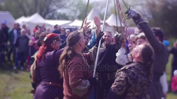 Turnering av riddare i Opole historiska Reenactment grupp soldater gör en antika riten höja händer och vapen upp och skriker i Military Camp — Stockvideo