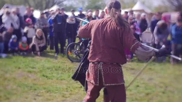 Torneio de Cavaleiros em Opole Spear vs Sword Battle Dois Cavaleiros estão lutando um deles Knockes the Weapon Out Guerreiros medievais estão treinando no acampamento — Vídeo de Stock
