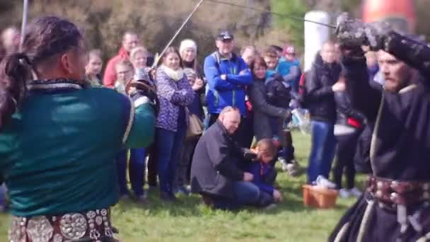 Slag bij twee zwaardvechters menigte van toeristen die kijken naar de Toon taaie krijgers op toernooi van de ridders in Opole demonstreren de beheersing van de krijgskunst van zwaard — Stockvideo