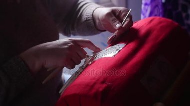 Kadın, örgüleri emekliler Hobiler, eski meslekler ve meslekler bir özel dantel aracı ayarlar