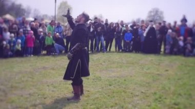 Adam turnuvada uzun Ortaçağ bornoz Mastery of kılıç Knights Opole Ortaçağ Warrior mücadele ile personel ve mızrak genel gösteriyi izledikten