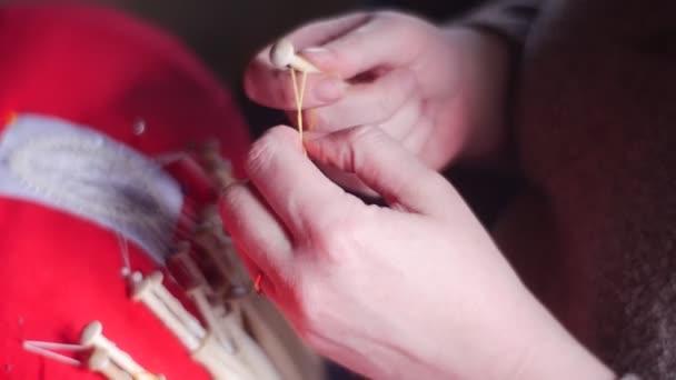 老式缝纫机上妇女缝纫的部分镜头 — 图库视频影像