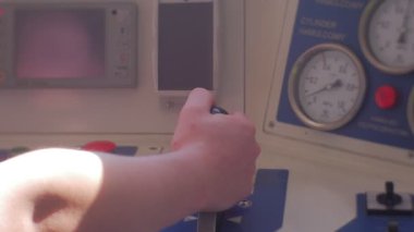 Şoför kabindeki treni kontrol ediyor.