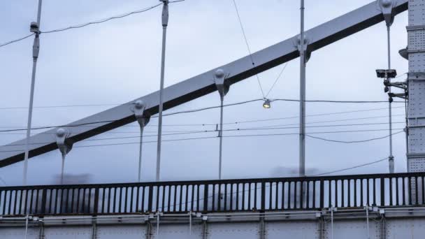 Zeitraffer-Video von Silhouetten junger Menschen auf Stahlbrücke in der Dämmerung — Stockvideo