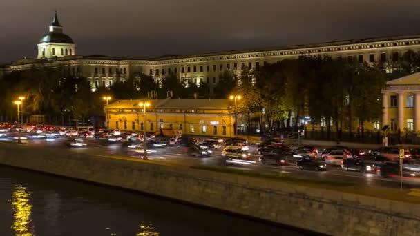 Tempo lapso de vídeo de tráfego noturno no calçadão urbano — Vídeo de Stock