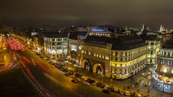 Panorama de techos urbanos y tráfico nocturno — Vídeos de Stock