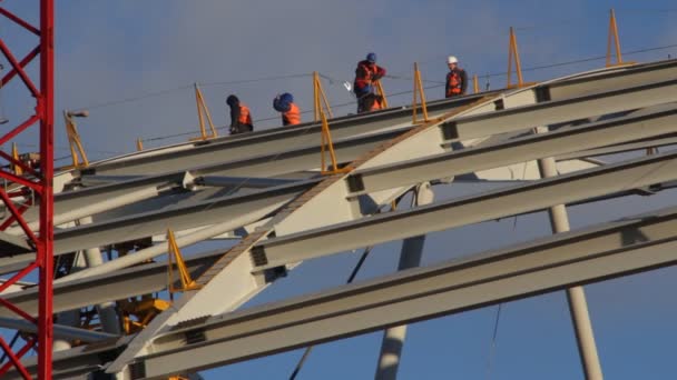 Trabalhadores steeplejack em atividades de construção — Vídeo de Stock