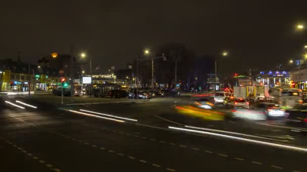 Kentsel cadde zaman atlamalı gece trafik — Stok video