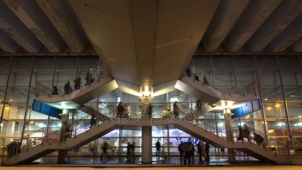 Flujo de personas que se mueven en las escaleras, lapso de tiempo — Vídeo de stock