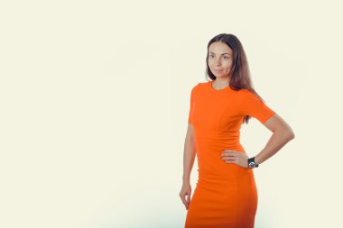 Beyaz zemin üzerine Kırmızı elbiseli kız.