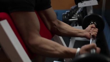 Kas, atletik, güç sporcu yapıyor yandan halter salonunda ile kasları egzersizleri