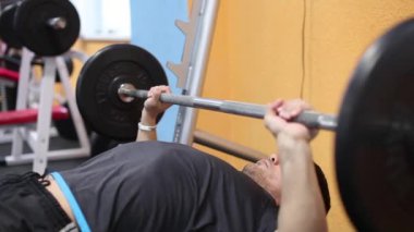 Adam bench Pres ağırlıkları