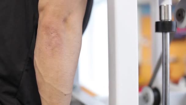 Спортсмен толкается на решетке — стоковое видео