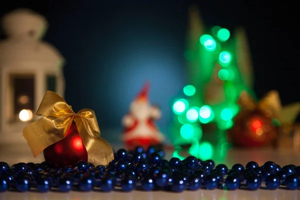 Boncuk ışıklar bir arka plan üzerinde kırmızı Noel top — Stok fotoğraf